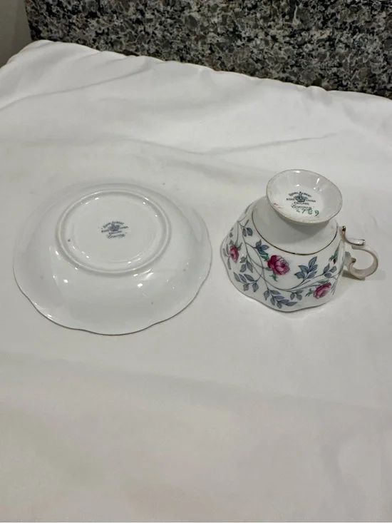 Vintage Royal Albert "Conway" Teacup and Saucer Set – Pink Roses, 22K Gold Trim - Picture 9 of 11